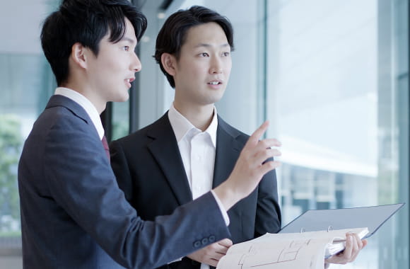 書類を確認するビジネスマン